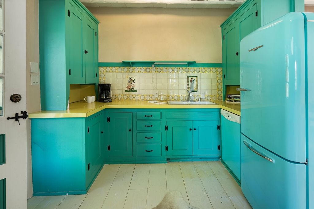 Image 26 of property listing at 515-519 Camino Del Monte Sol, Santa Fe, NM 87505