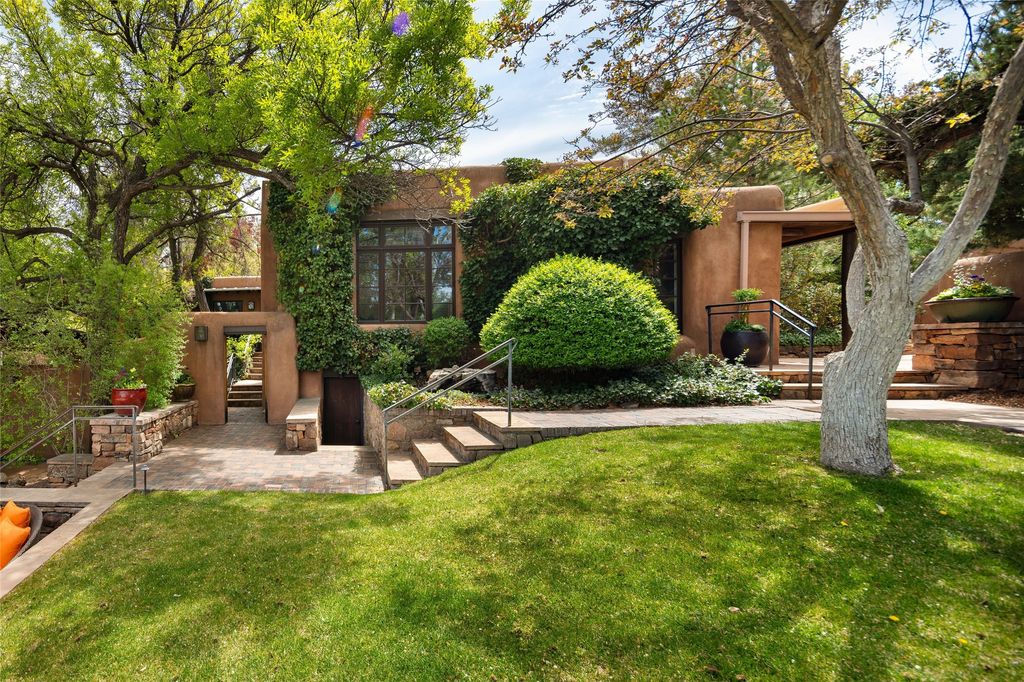 Image 32 of property listing at 515-519 Camino Del Monte Sol, Santa Fe, NM 87505