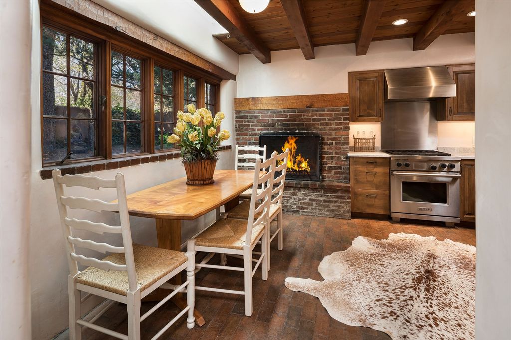 Image 37 of property listing at 515-519 Camino Del Monte Sol, Santa Fe, NM 87505