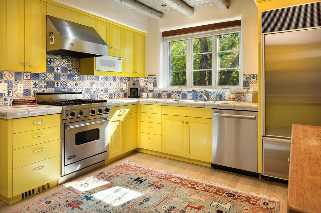Image 8 of property listing at 515-519 Camino Del Monte Sol, Santa Fe, NM 87505