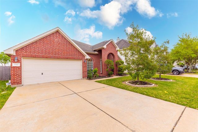 2201 Signal Hill Drive, Pearland, TX 77584