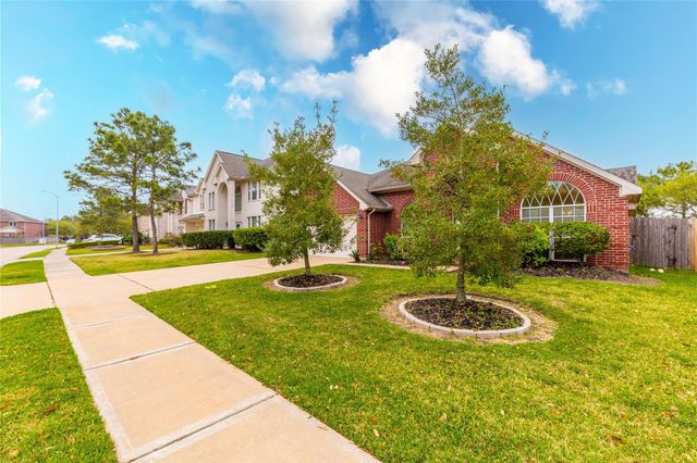 2201 Signal Hill Drive, Pearland, TX 77584