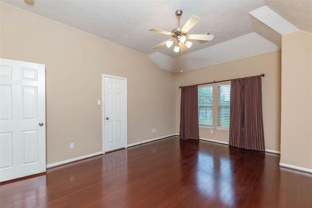 2201 Signal Hill Drive, Pearland, TX 77584