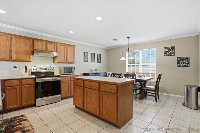 1716 S Juniper Avenue, Broken Arrow, OK 74012