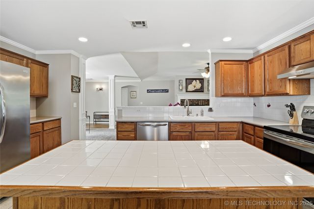 1716 S Juniper Avenue, Broken Arrow, OK 74012