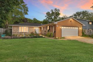 7 Walnut Drive, North Aurora, IL 60542