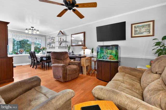 8137 SUMMIT POINT RD, Charles Town, WV 25414