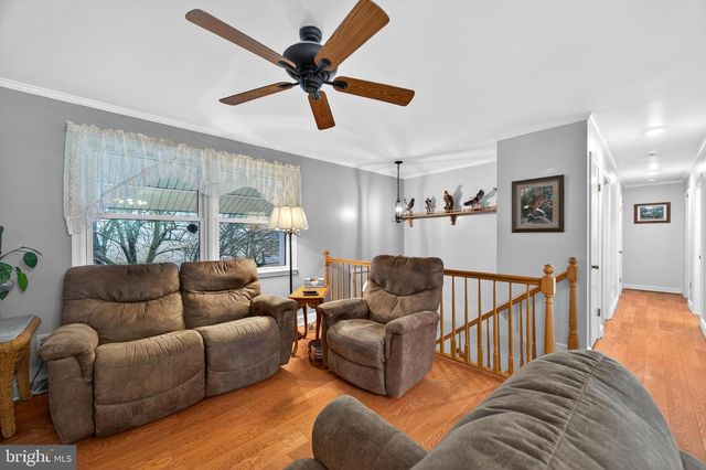 8137 SUMMIT POINT RD, Charles Town, WV 25414