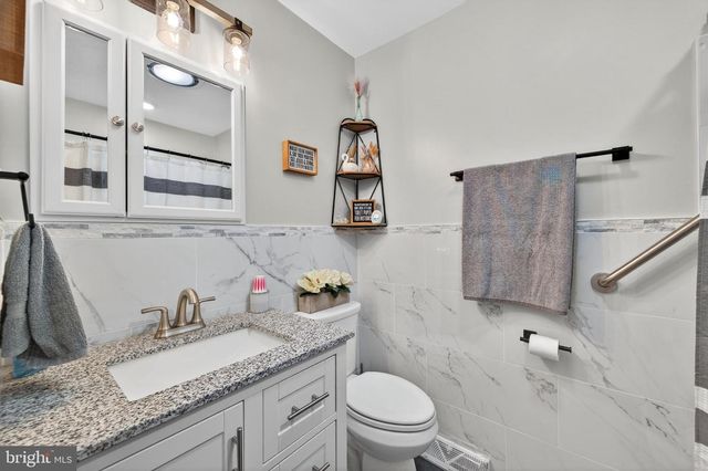 8137 SUMMIT POINT RD, Charles Town, WV 25414