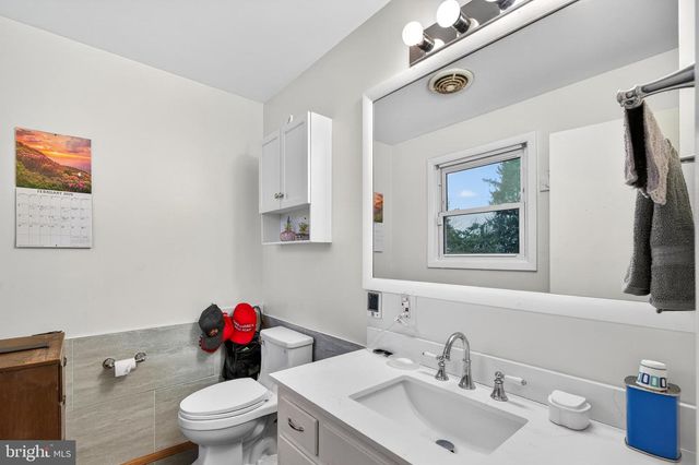 8137 SUMMIT POINT RD, Charles Town, WV 25414