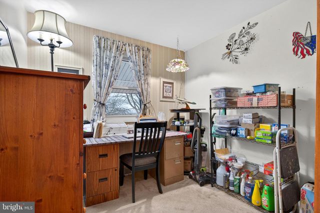 8137 SUMMIT POINT RD, Charles Town, WV 25414