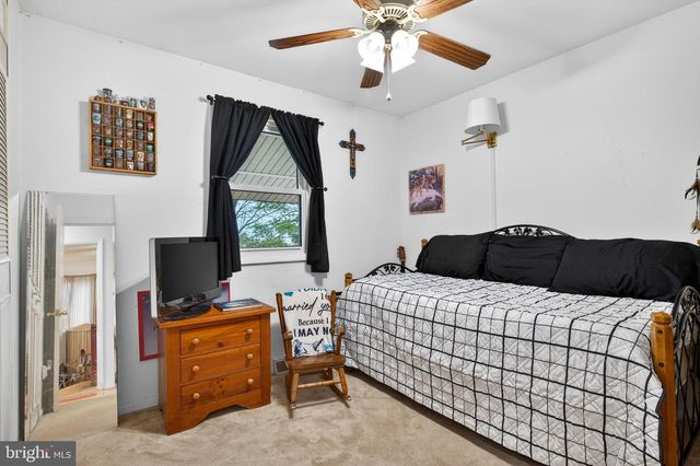 8137 SUMMIT POINT RD, Charles Town, WV 25414