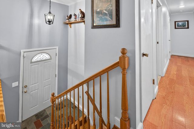 8137 SUMMIT POINT RD, Charles Town, WV 25414