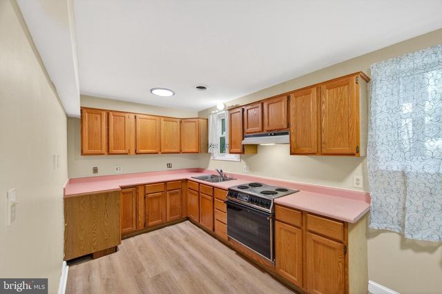 8137 SUMMIT POINT RD, Charles Town, WV 25414