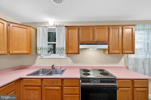 8137 SUMMIT POINT RD, Charles Town, WV 25414