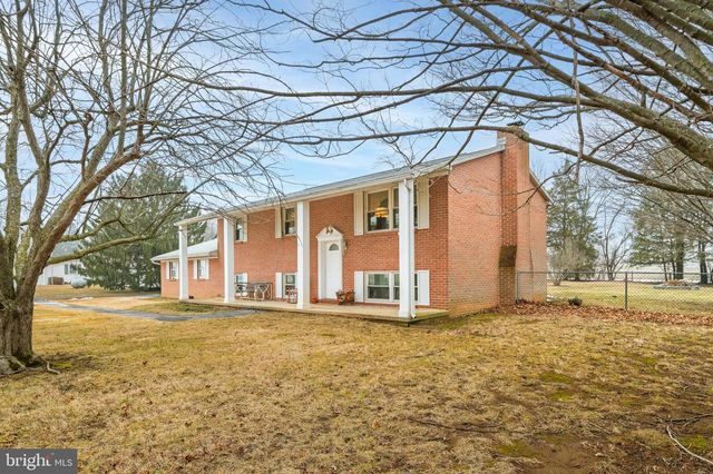 8137 SUMMIT POINT RD, Charles Town, WV 25414