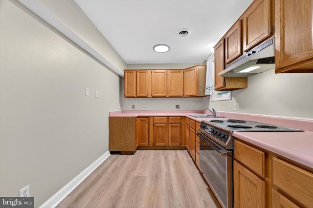 8137 SUMMIT POINT RD, Charles Town, WV 25414