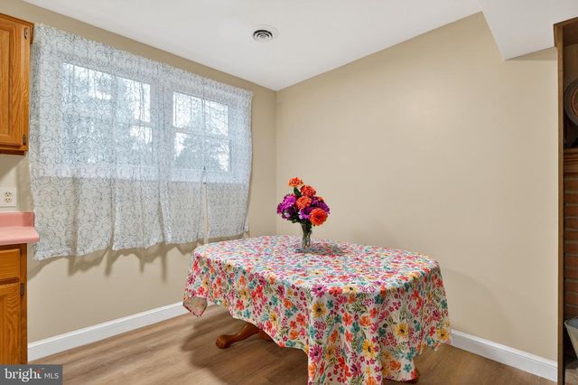 8137 SUMMIT POINT RD, Charles Town, WV 25414