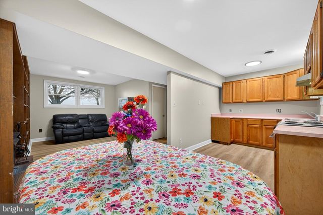 8137 SUMMIT POINT RD, Charles Town, WV 25414