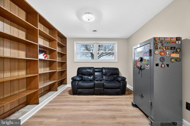 8137 SUMMIT POINT RD, Charles Town, WV 25414