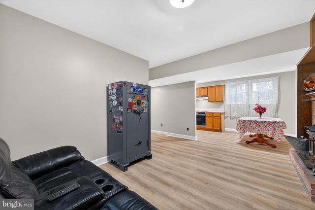 8137 SUMMIT POINT RD, Charles Town, WV 25414