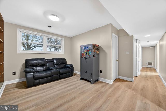 8137 SUMMIT POINT RD, Charles Town, WV 25414