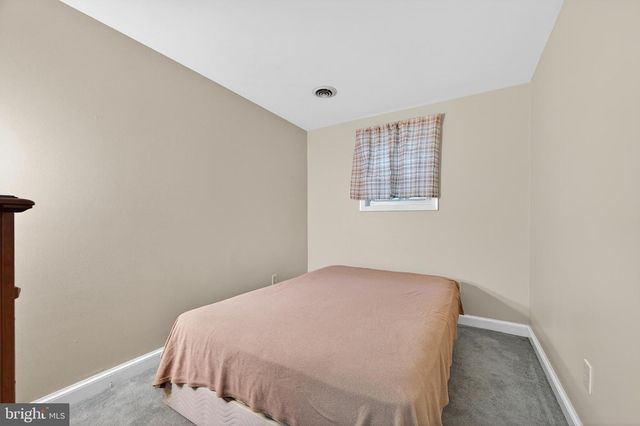 8137 SUMMIT POINT RD, Charles Town, WV 25414