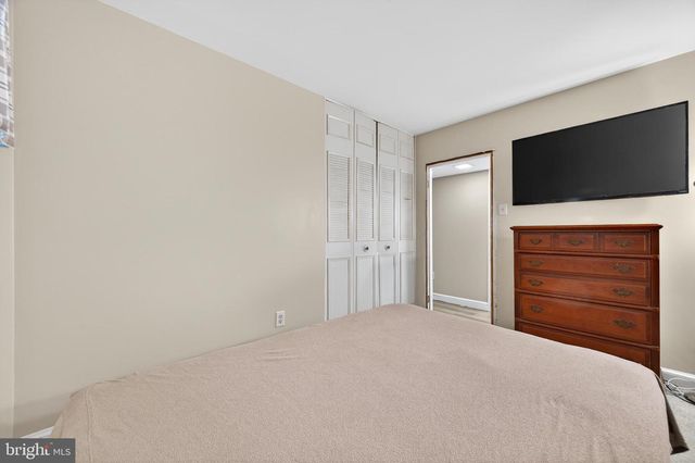 8137 SUMMIT POINT RD, Charles Town, WV 25414