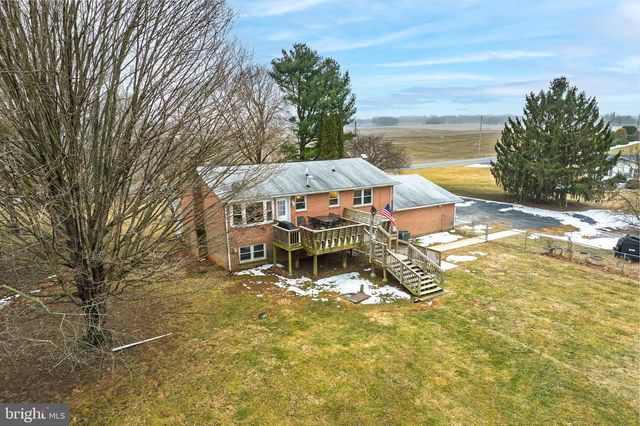 8137 SUMMIT POINT RD, Charles Town, WV 25414