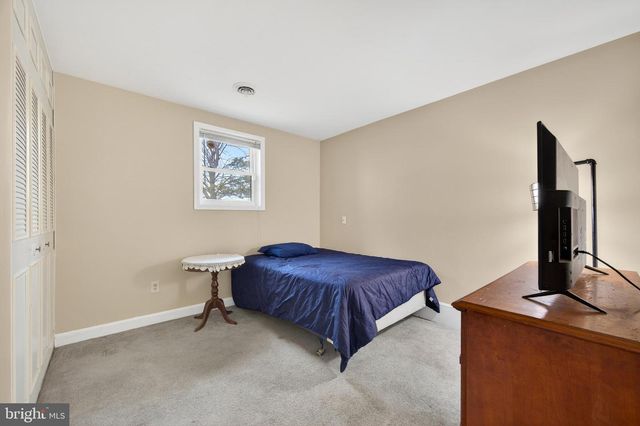 8137 SUMMIT POINT RD, Charles Town, WV 25414