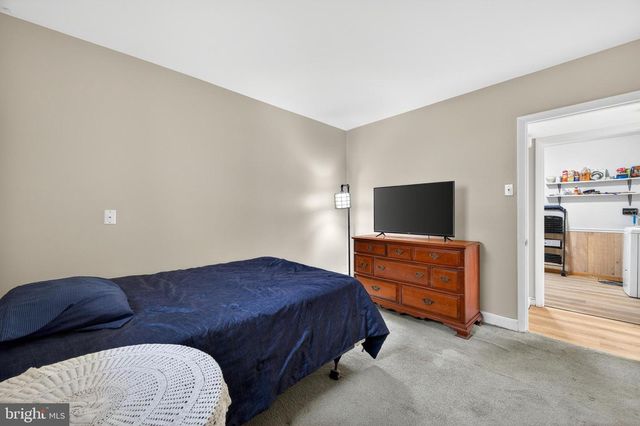 8137 SUMMIT POINT RD, Charles Town, WV 25414