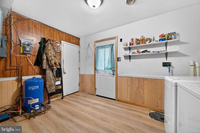 8137 SUMMIT POINT RD, Charles Town, WV 25414