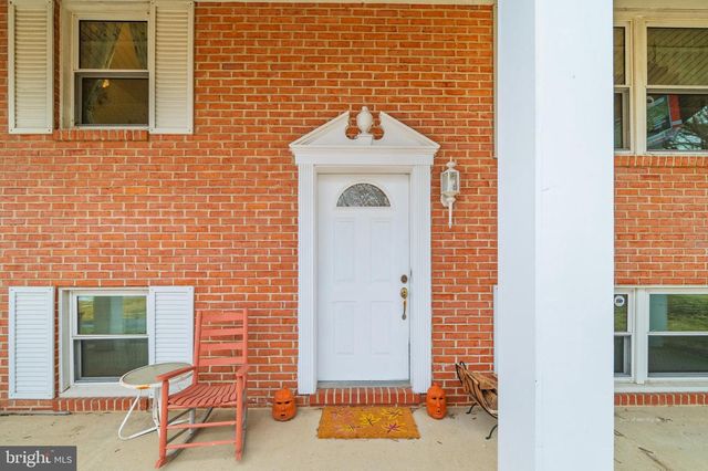 8137 SUMMIT POINT RD, Charles Town, WV 25414