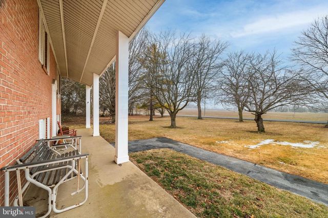 8137 SUMMIT POINT RD, Charles Town, WV 25414