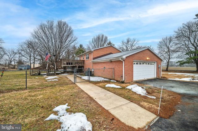 8137 SUMMIT POINT RD, Charles Town, WV 25414