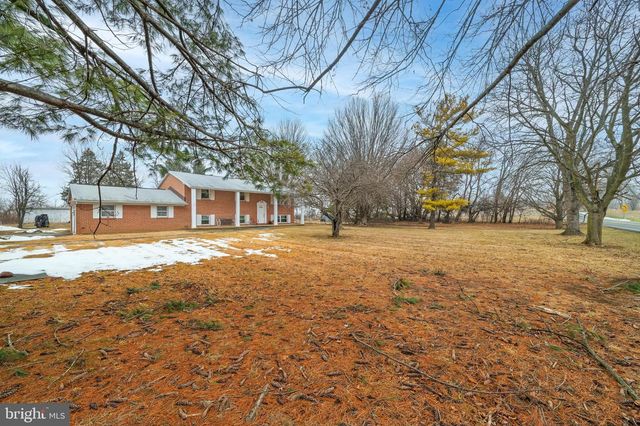 8137 SUMMIT POINT RD, Charles Town, WV 25414