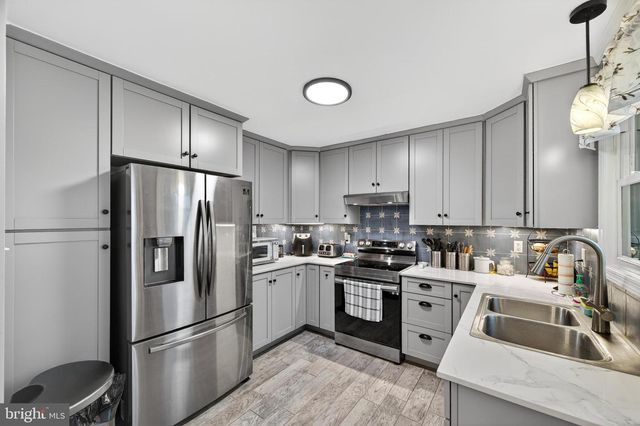 8137 SUMMIT POINT RD, Charles Town, WV 25414