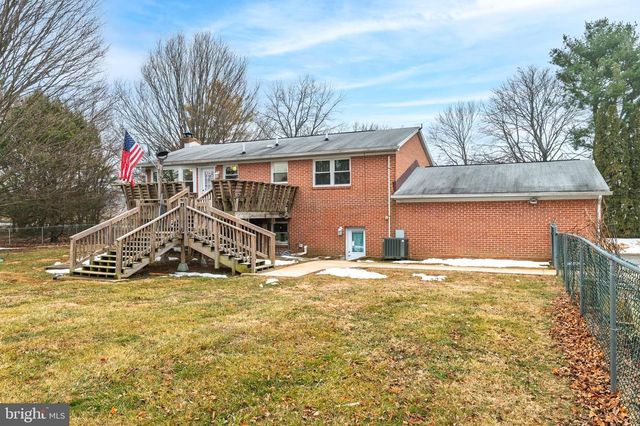 8137 SUMMIT POINT RD, Charles Town, WV 25414