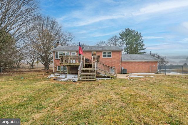 8137 SUMMIT POINT RD, Charles Town, WV 25414