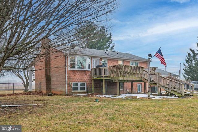 8137 SUMMIT POINT RD, Charles Town, WV 25414