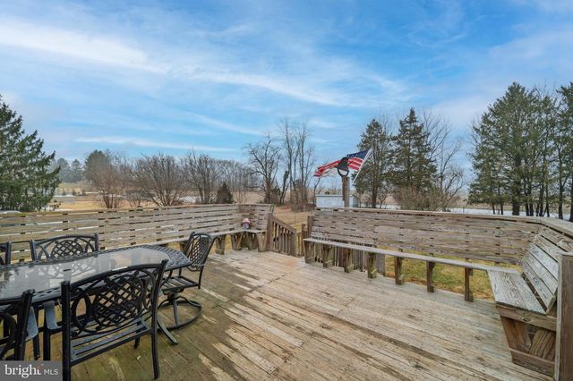 8137 SUMMIT POINT RD, Charles Town, WV 25414