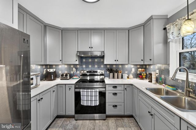 8137 SUMMIT POINT RD, Charles Town, WV 25414