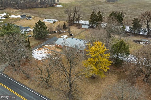 8137 SUMMIT POINT RD, Charles Town, WV 25414