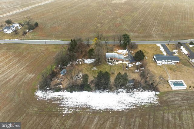 8137 SUMMIT POINT RD, Charles Town, WV 25414