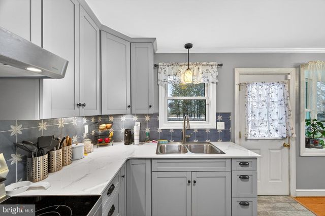 8137 SUMMIT POINT RD, Charles Town, WV 25414