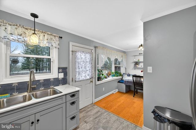 8137 SUMMIT POINT RD, Charles Town, WV 25414