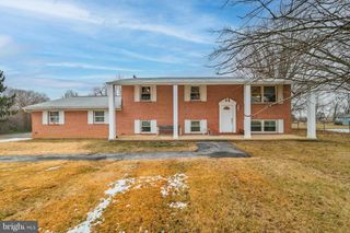 8137 SUMMIT POINT RD, Charles Town, WV 25414