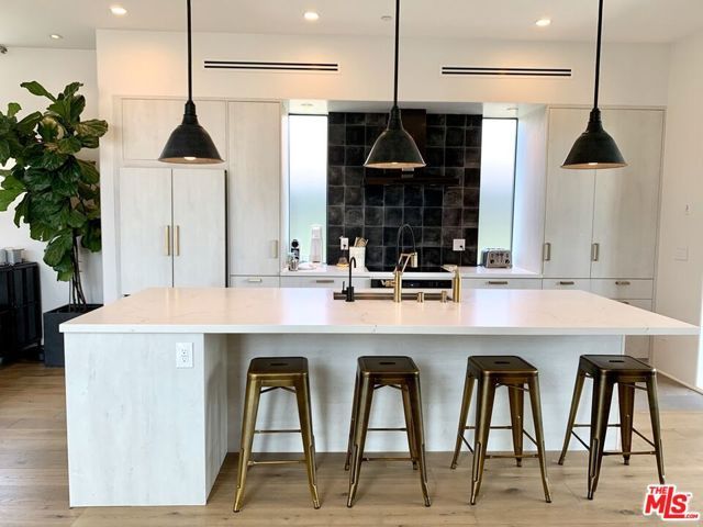 2606 S Barrington Avenue, Los Angeles, CA 90064