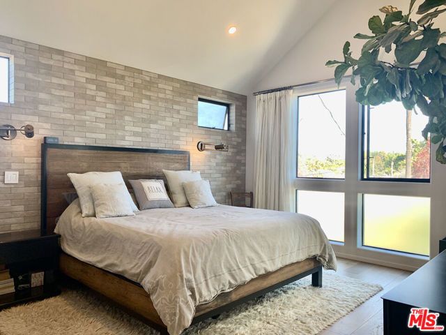 2606 S Barrington Avenue, Los Angeles, CA 90064