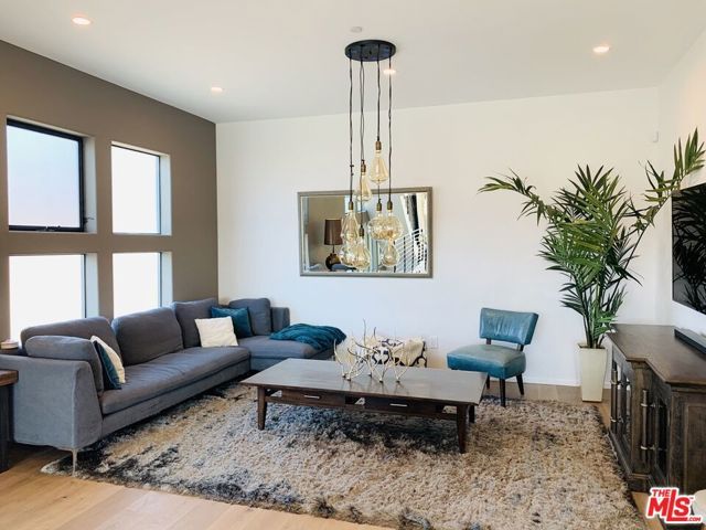 2606 S Barrington Avenue, Los Angeles, CA 90064